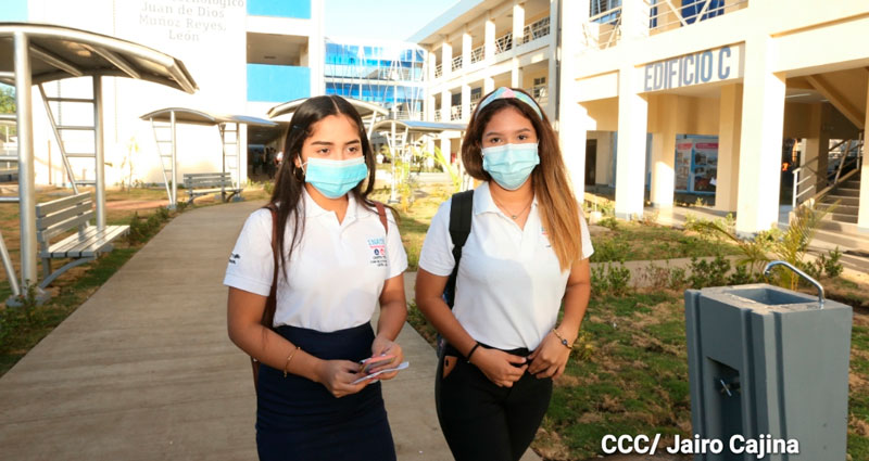 Estudiantes del Centro Tecnológico de León Juan de Dios Muñoz, con mascarillas listos para iniciar el ciclo escolar 2021.