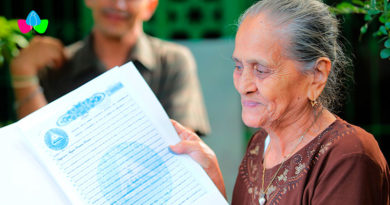 Señora sostiene en sus manos el título de su propiedad, recién entregado por la Procuraduría General de la República de Nicaragua.