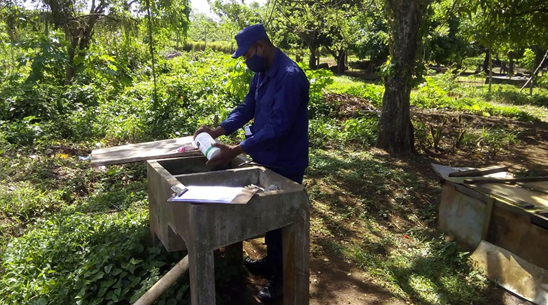 Foto: Ejército de Nicaragua / Durante la jornada se abatizaron 137 casas, se inspeccionaron 754 depósitos, se eliminó 411 criaderos, se trató 343 depósitos y se benefició a 623 personas.