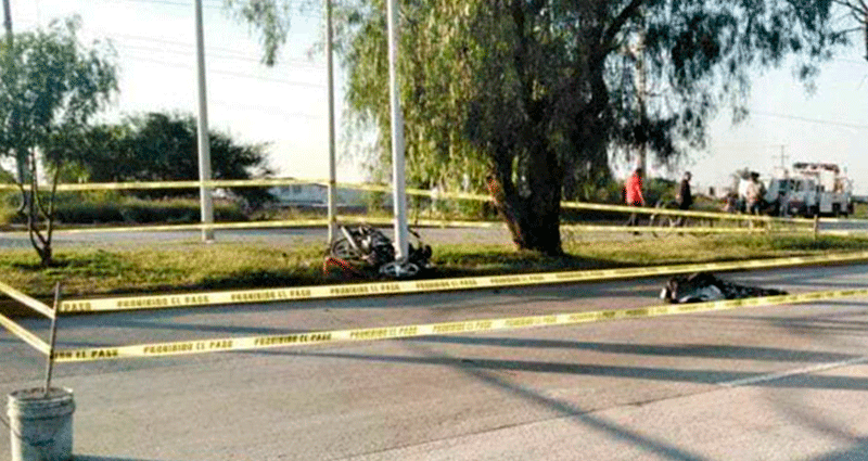 Línea policial delimitando área de accidente de tránsito donde murió un motociclista
