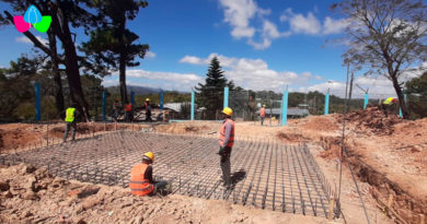 Obreros de la construcción trabajando en la construcción del nuevo sistema de agua potable de Cusmapa