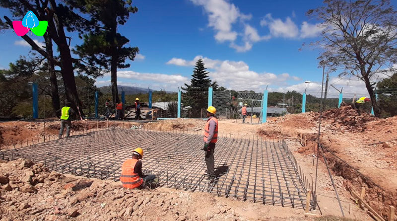 Obreros de la construcción trabajando en la construcción del nuevo sistema de agua potable de Cusmapa