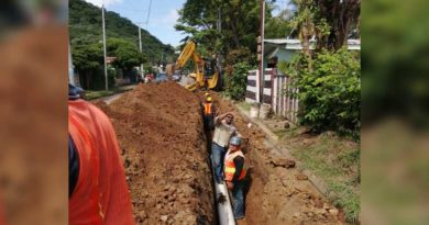 Trabajadores de ENACAL realizando el mejoramiento del sistema de agua potable en San Juan del Sur