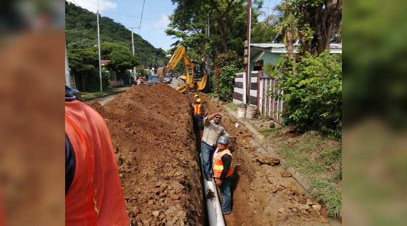 Trabajadores de ENACAL realizando el mejoramiento del sistema de agua potable en San Juan del Sur