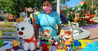 Emprendedora que recibió certificado por parte de la Alcaldía de Managua