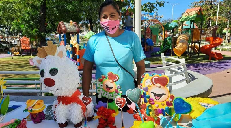 Emprendedora que recibió certificado por parte de la Alcaldía de Managua