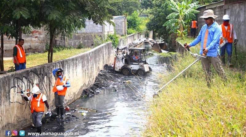 Trabajadores de la Alcaldía de Managua realizan obras de limpieza en cauces de la capital
