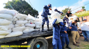 Soldados de la Fuerza Naval de Nicaragua descargan paquetes alimenticios en Bluefields