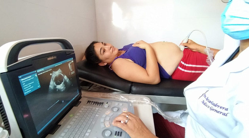 Mujeres embarazadas reciben atención especializada a través de las clínicas móviles del MINSA