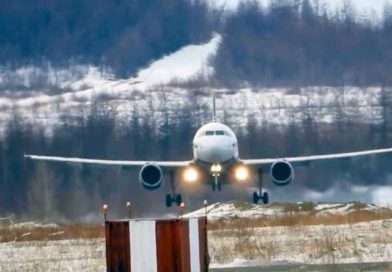 Avión aterrizando de lado, en aeropuerto de Magadán
