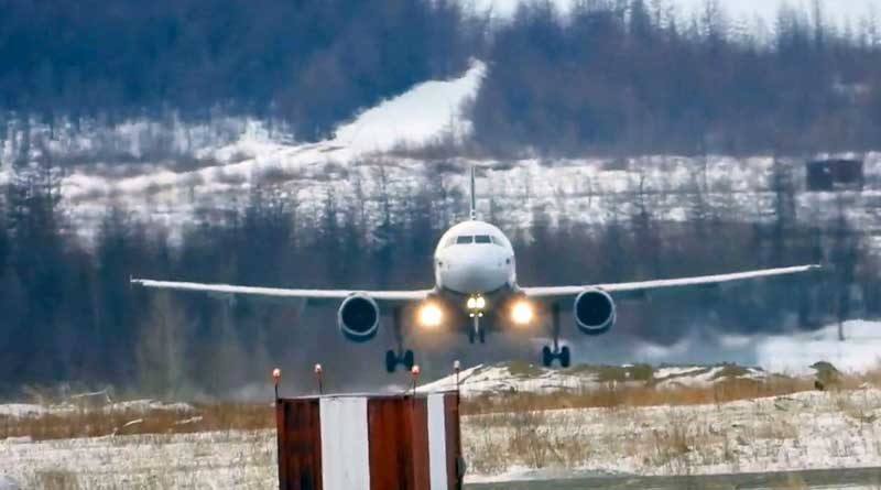 Avión aterrizando de lado, en aeropuerto de Magadán