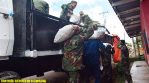 Soldados del Ejército de Nicaragua descargando ayuda humanitaria en San Carlos Río San Juan.