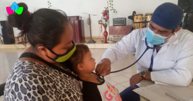 Médico del Ministerio de Salud de Nicaragua brinda consulta a niño que es acompañado de su mamá
