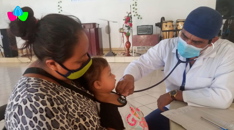 Médico del Ministerio de Salud de Nicaragua brinda consulta a niño que es acompañado de su mamá
