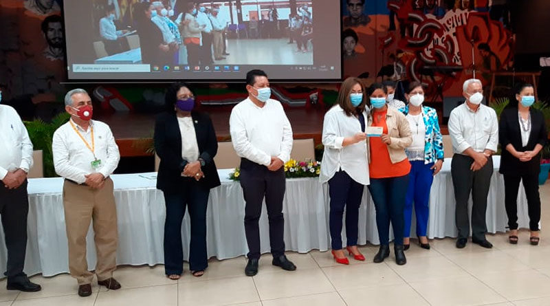 Foto Multinoticias / Bachilleres Excelencia Académica egresados de la Secundaria a Distancia en el Campo, recibiendo Beca por parte de Autoridades Educativas