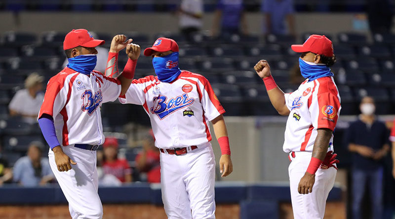 Jugadores de los Indios del Bóer desde el Estadio de Managua en el inicio del pomares 2021.