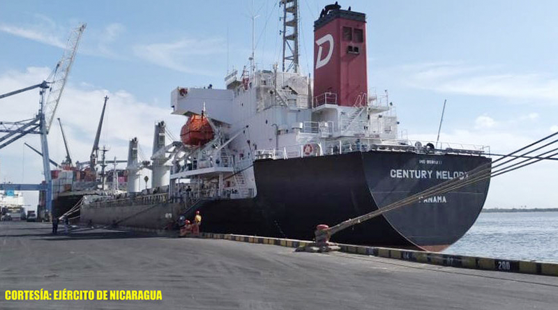 Efectivos militares del Distrito Naval Pacífico de la Fuerza Naval brindando seguridad a buques mercantes en el Océano Pacífico.