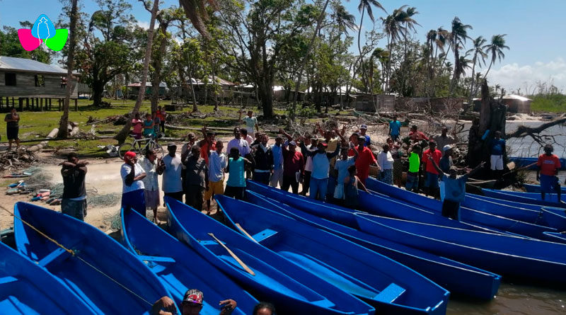 Pescadores de la comunidad de Karatá en Bilwi recibiendo de parte del INPESCA cayucos de fibra de vidrio