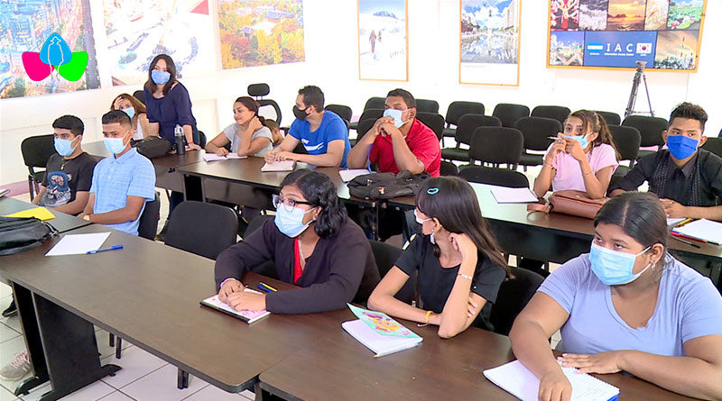 Estudiantes en su primer día en el Centro Tecnológico Ariel Darce del MINJUVE