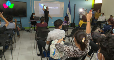 Jóvenes de la Universidad de Managua (UdeM) recibiendo charla del Ministerio de la Juventud sobre avances tecnológicos y su impacto en la comunicación social.