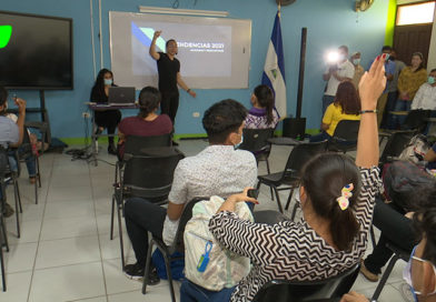 Jóvenes de la Universidad de Managua (UdeM) recibiendo charla del Ministerio de la Juventud sobre avances tecnológicos y su impacto en la comunicación social.