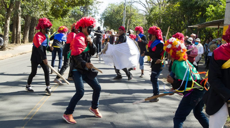 Jóvenes vestidos del traje típico de Los Chinegros de Nindirí desde la ciudad de Masaya en la conmemoración de la gesta heroica de Los Sabogales.