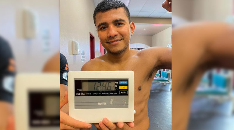 Román "Chocolatito" González al cumplir con el pre pesaje exigido por el CMB, este pasado jueves en Estados Unidos.