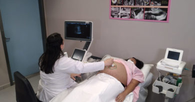 Paciente es atendida en la nueva clínica perinatal del Hospital Fernando Vélez Paiz