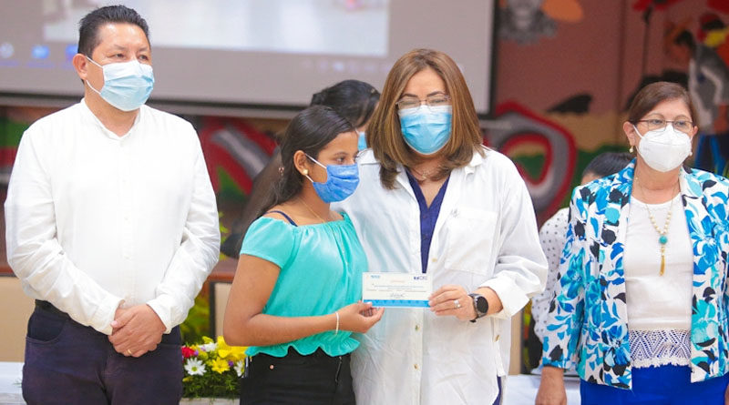 CNU entrega becas de excelencia académica a egresados de Secundaria a Distancia en el Campo