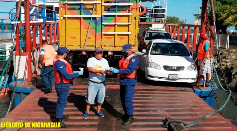 Efectivos de la Fuerza Naval durante inspección de embarcaciones