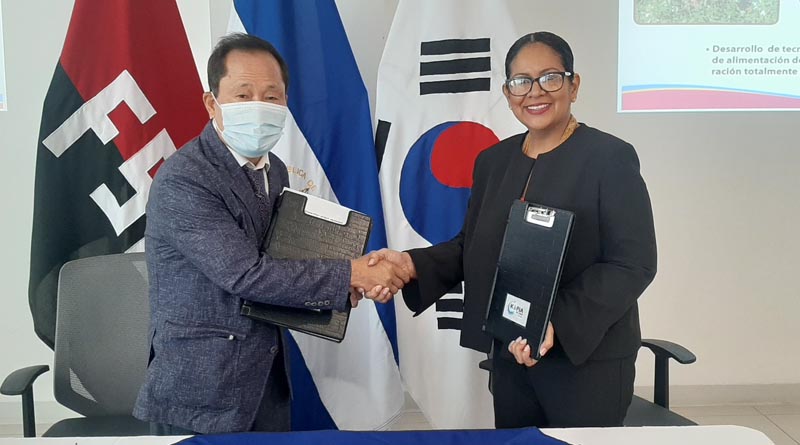 Doctor Park Ho Ki, Director del Centro KOPIA – Nicaragua y Claudia Cárdenas, co-directora del INTA, durante la firma del convenio de cooperación
