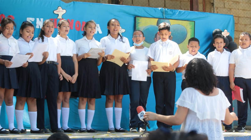 Coros estudiantiles durante el concierto simultáneo en homenaje al General Sandino