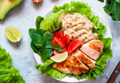 Un plato con pollo y vegetales