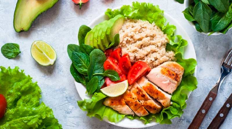 Un plato con pollo y vegetales