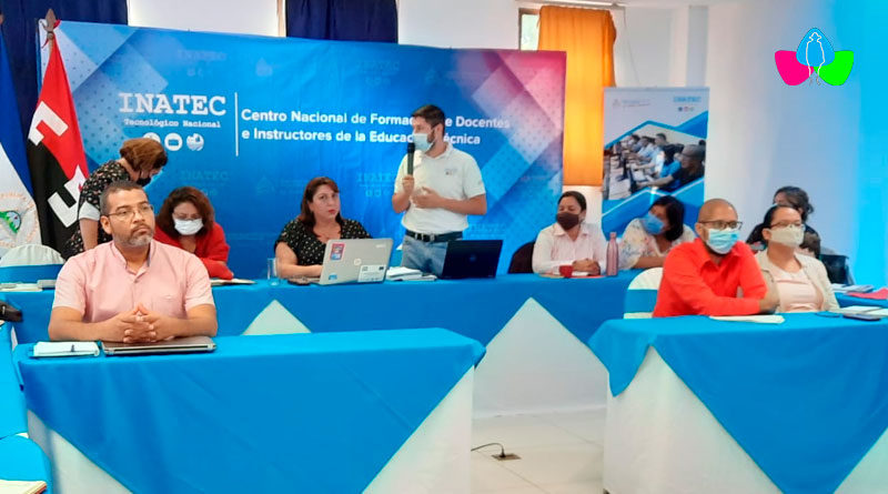 Docentes del INATEC sentados en escritorios escuchando la capacitación