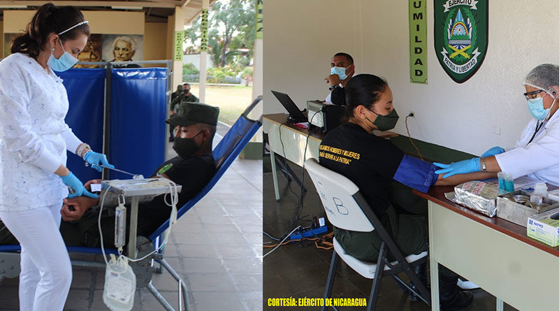 Efectivos militares del Ejercito de Nicaragua acostados sobre una camilla donando sangre