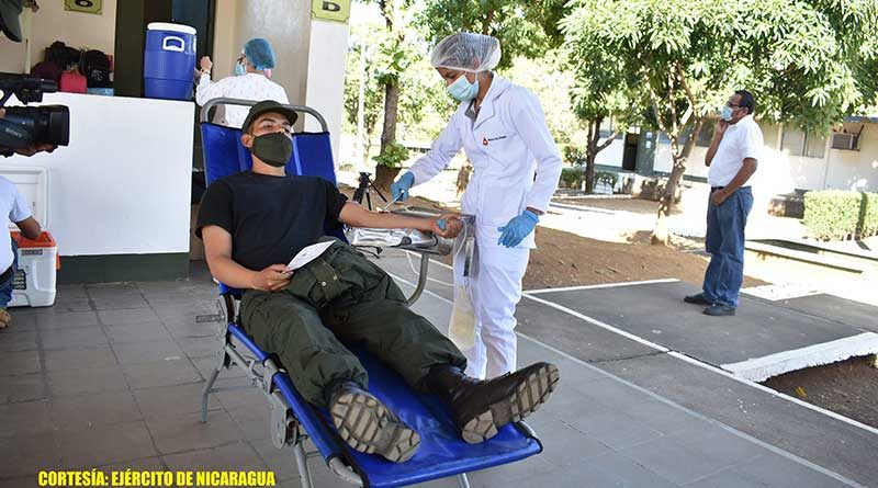 Efectivo Militar durante jornada de donación de sangre