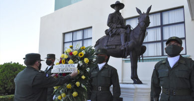 Efectivos militares junto al Comandante en Jefe del Ejército de Nicaragua, General de Ejército Julio César Avilés Castillo rindió homenaje en el 87 aniversario del paso a la inmortalidad del “Héroe Nacional, General de Hombres Libres, Augusto C. Sandino”.
