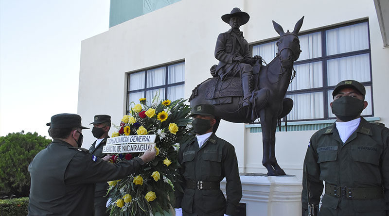 Efectivos militares junto al Comandante en Jefe del Ejército de Nicaragua, General de Ejército Julio César Avilés Castillo rindió homenaje en el 87 aniversario del paso a la inmortalidad del “Héroe Nacional, General de Hombres Libres, Augusto C. Sandino”.