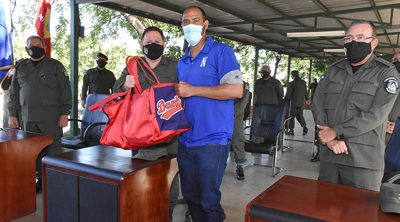 Comandante en Jefe del Ejército de Nicaragua, General de Ejército Julio César Avilés Castillo hace entrega de útiles a jugadores del equipo Dantos