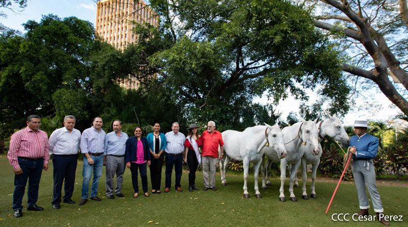 Miembros de ANCPRE, Ministros de las Instituciones del GRUN e invitados espciales al lanzamiento de la 13va Feria Internacional del Caballo Pura Raza Española a realizarse en Granada, Nicaragua.