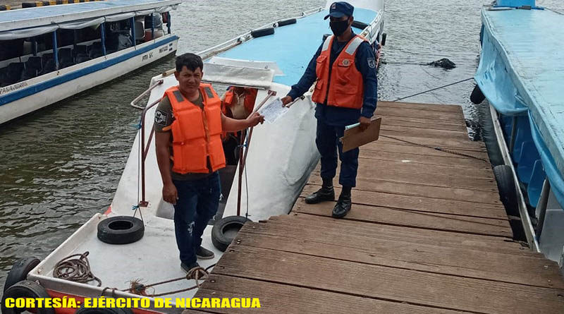 Fuerza Naval durante las inspecciones realizadas a embarcaciones en Río San Juan
