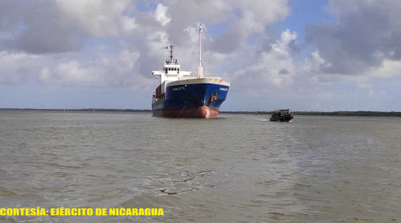 Buques mercantes y flota pesquera industrial en el Mar Caribe