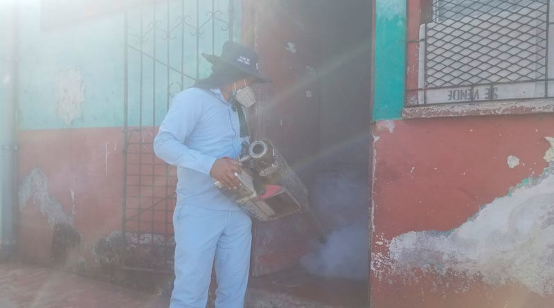 Personal del Ministerio de Salud de Nicaragua fumigando las viviendas del barrio Javier Cuadra de Managua