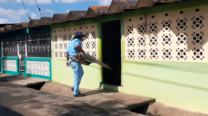 Personal de salud fumigando casas del barrio José Benito Escobar, ubicado en el distrito 6 de la capital nicaragüense.