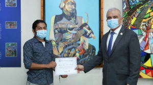 Ganador del primer lugar del Certamen de Pintura, junto al Presidente del Banco Central de Nicaragua, Ovidio Reyes