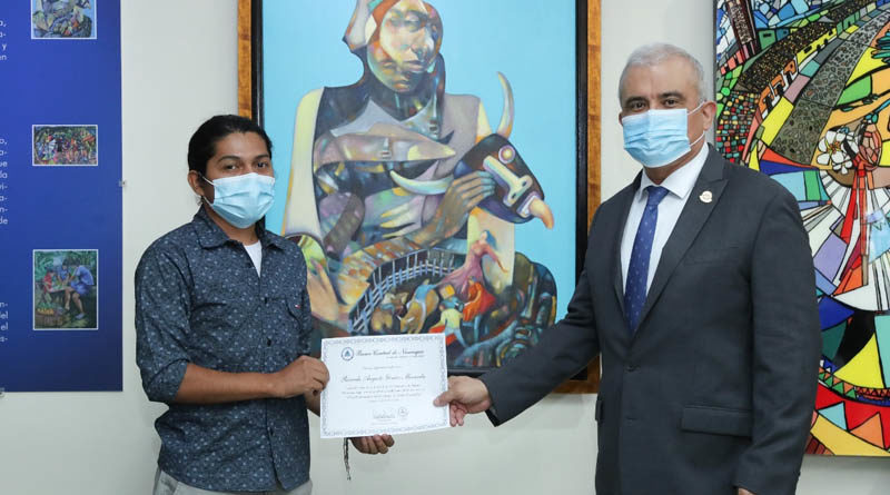 Ganador del primer lugar del Certamen de Pintura, junto al Presidente del Banco Central de Nicaragua, Ovidio Reyes