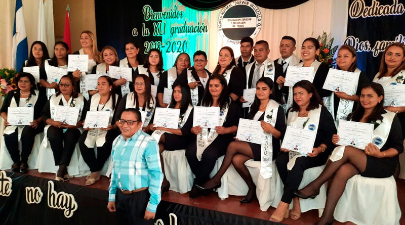 Maestros graduados de la Escuela Normal Darwin Vallecillo Quintanilla, ubicada en Chinandega, Nicaragua.