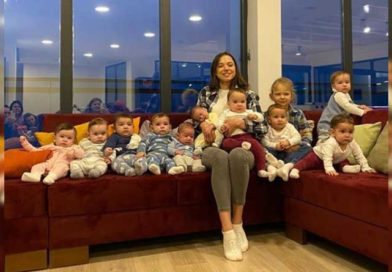Christina junto a sus 11 hijos