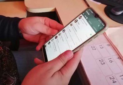 Manos sosteniendo un celular